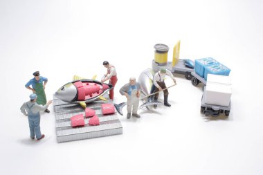 Ton balığını kesen minyatür figür.