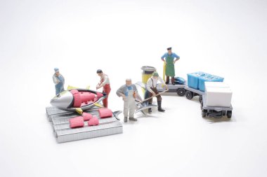 Ton balığını kesen minyatür figür.