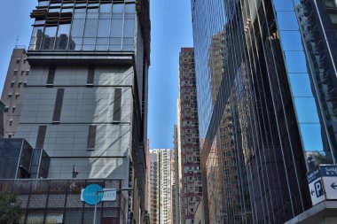 1 Aralık 2020 Wan Chai 'deki modern pencere duvarı ofis binası.