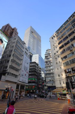 1 Aralık 2020 Causeway Körfezi 'ndeki Tong Lau ve modern bina