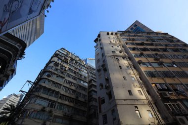 1 Aralık 2020 Causeway Körfezi 'ndeki Tong Lau ve modern bina