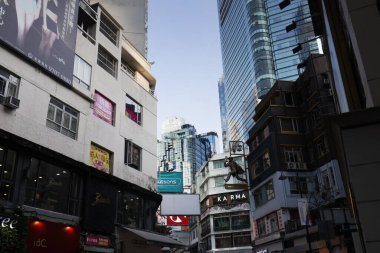 1 Aralık 2020 Causeway Körfezi 'ndeki Tong Lau ve modern bina