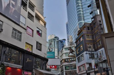 1 Aralık 2020 Causeway Körfezi 'ndeki Tong Lau ve modern bina