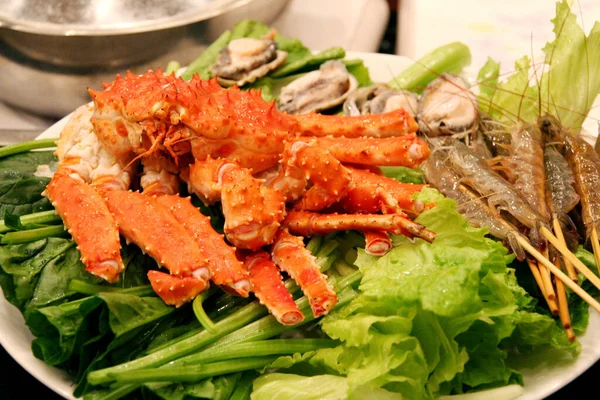 Kırmızı yengeç, pişmiş organik Alaska Kral Yengeci