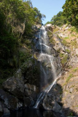 Ayna Havuzu Şelalesi, Plover Cove Country Park 'ta.