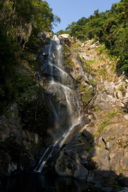 Ayna Havuzu Şelalesi, Plover Cove Country Park 'ta.