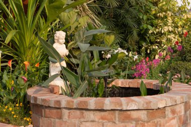 İlkbaharda evcil bahçede. Güzel bahar bahçesi