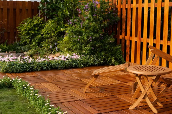 Bahçe düzenlenmiş bir çiçek bahçesi, çimlerin üzerinde çok renkli bir çiçek bahçesi.