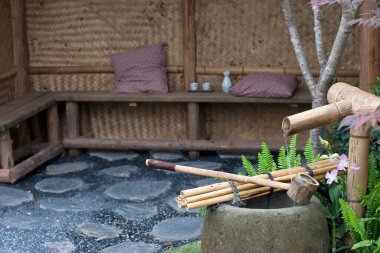 Bahçede çiçekli bir Japon feneri.