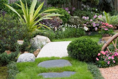 Bahçede çiçekli bir Japon feneri.