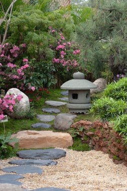 Bahçede çiçekli bir Japon feneri.