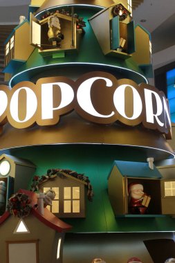 6 Aralık 2020 'de TKO alışveriş merkezinde Noel süslemeleri. Hong Kong.