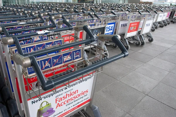 Trolly Cart Reihe Gepäcktransport Auf Dem Flughafen Bei März 2006 — Stockfoto