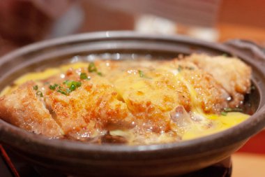 Yumurta ile servis edilen kızarmış Japon domuz eti.