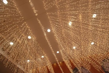 9 Aralık 2006 Işık desenleri, AVM 'de asılı ampuller