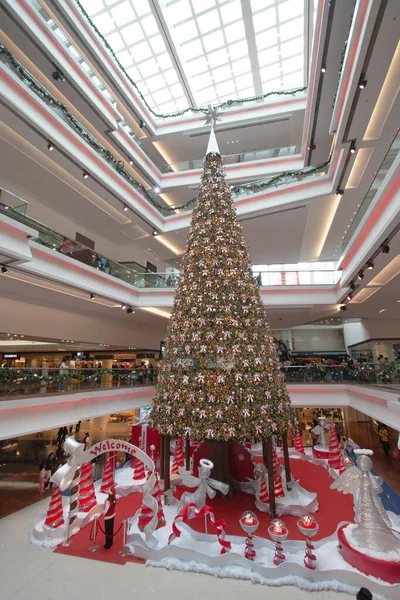 2006年12月9日香港のクリスマスツリーの装飾を歩く — ストック写真