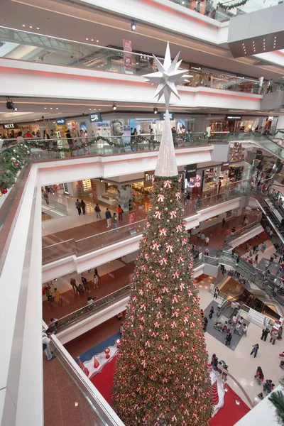 Декабря 2006 Festival Walk Christmas Tree Decorations Hong Kong — стоковое фото