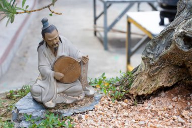 Bir Penjing minyatürü, gövde şeklinde bir tepside, doğada güzel sanatlar yaratır..