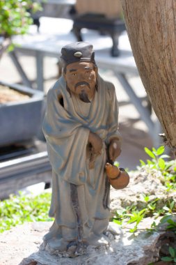 Bir Penjing minyatürü, gövde şeklinde bir tepside, doğada güzel sanatlar yaratır..