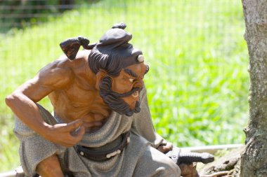 Bir Penjing minyatürü, gövde şeklinde bir tepside, doğada güzel sanatlar yaratır..