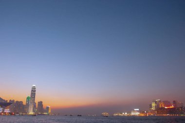 Hong Kong 'da Kowloon' un arka planda olduğu merkez iş bölgesi 30 Ocak 2006