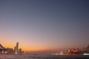 Hong Kong 'da Kowloon' un arka planda olduğu merkez iş bölgesi 30 Ocak 2006