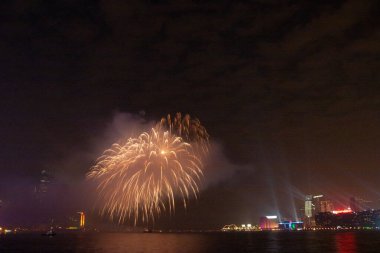 30 Ocak 2006 'da Hong Kong, Çin' de Victoria Limanı boyunca havai fişek gösterisi.