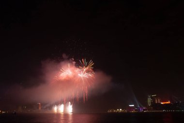 30 Ocak 2006 'da Hong Kong, Çin' de Victoria Limanı boyunca havai fişek gösterisi.