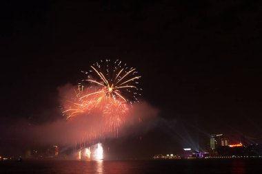 30 Ocak 2006 'da Hong Kong, Çin' de Victoria Limanı boyunca havai fişek gösterisi.