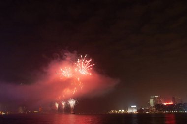 30 Ocak 2006 'da Hong Kong, Çin' de Victoria Limanı boyunca havai fişek gösterisi.