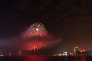 30 Ocak 2006 'da Hong Kong, Çin' de Victoria Limanı boyunca havai fişek gösterisi.