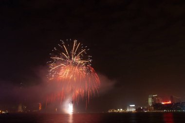 30 Ocak 2006 'da Hong Kong, Çin' de Victoria Limanı boyunca havai fişek gösterisi.