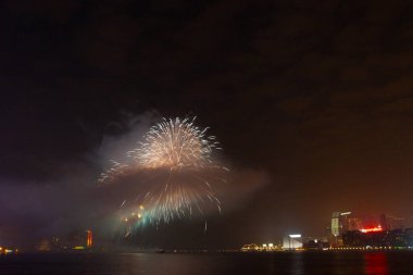 30 Ocak 2006 'da Hong Kong, Çin' de Victoria Limanı boyunca havai fişek gösterisi.