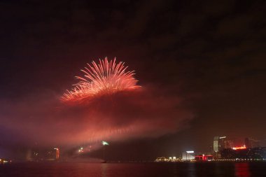 30 Ocak 2006 'da Hong Kong, Çin' de Victoria Limanı boyunca havai fişek gösterisi.