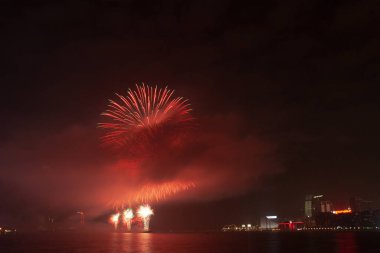30 Ocak 2006 'da Hong Kong, Çin' de Victoria Limanı boyunca havai fişek gösterisi.