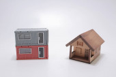 kontejnerové nákladové domy a dřevěný dům 