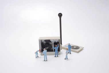 Klima tamircisi olan figür işçisi 