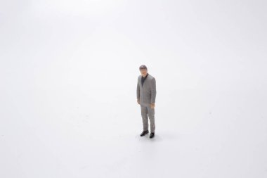 Küçük adamlar, beyaz arka planda duran insanlar