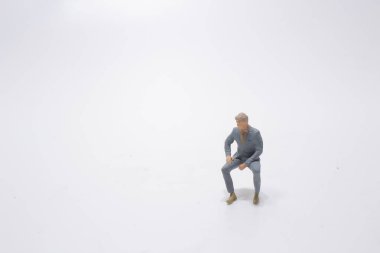 Oturma pozisyonundaki mini figür