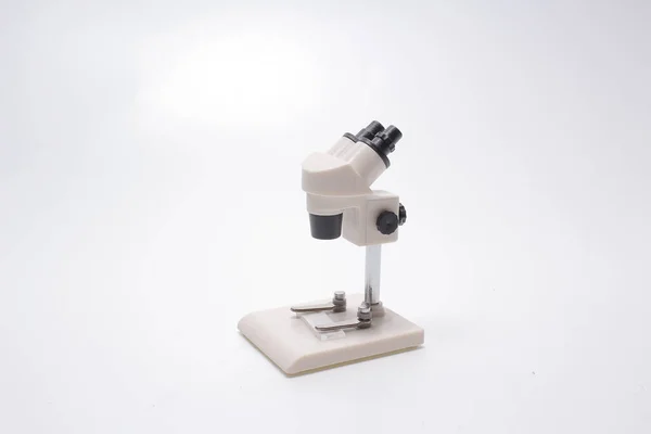 Een Schaal Van Optische Microscoop Witte Achtergrond — Stockfoto