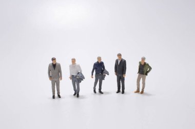 Küçük adamlar, beyaz arka planda duran insanlar