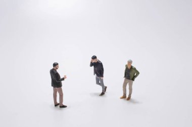 Küçük adamlar, beyaz arka planda duran insanlar