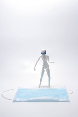 Yüz maskeli bir figür, Katman Cerrahi Maske