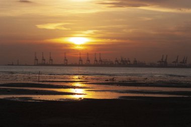 Gün batımı denizi, Hong Kong 'dan Shenzhen sahillerine 1 Temmuz 2006 