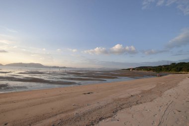 1 Temmuz 2006 Pak Nai Hong Kong 'da güzel bir sahil ve deniz batımı. 