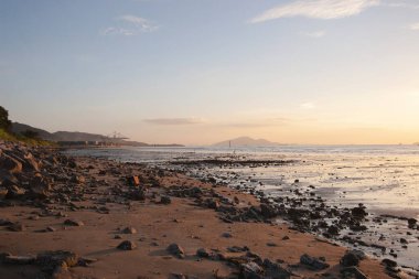 1 Temmuz 2006 Pak Nai Hong Kong 'da güzel bir sahil ve deniz batımı. 