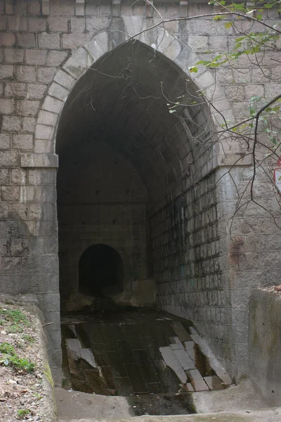 Waterafvoer Weg Voor Het Opvangen Van Regenwater Voor Riolering Maart — Stockfoto