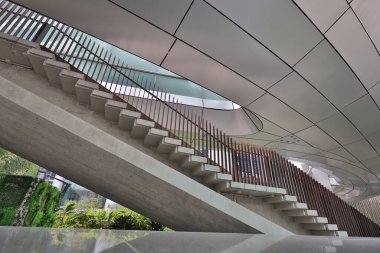 18 Aralık 2020, Hong Kong ofis binasının modern yaya köprüsü.