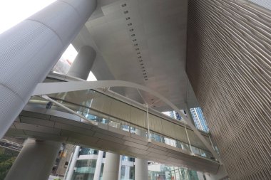 18 Aralık 2020, Hong Kong ofis binasının modern yaya köprüsü.