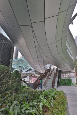 18 Aralık 2020, Hong Kong ofis binasının modern yaya köprüsü.